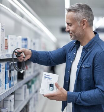 Homme de 40 ans choisissant un tensiomètre poignet fiable Thomson dans un magasin.
